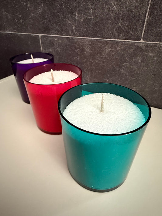 Kerze in buntem Glas mit Sandwachs